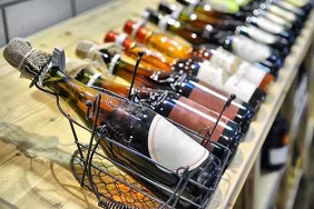 etiquette vinicole personnalisée sur bouteille de vin